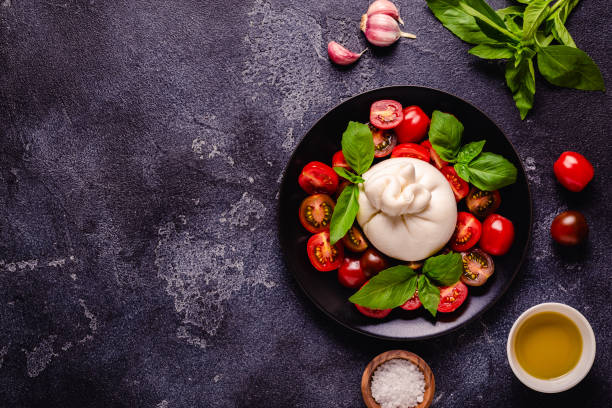 savoureux fromage burrata délicieux avec des tomates fraîches - buratta photos et images de collection