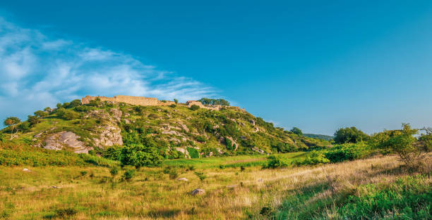 руины замка хаммерсхус в борнхольме - hammershus bornholm island denmark island стоковые фото и изображения