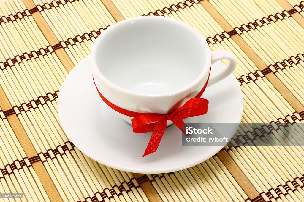 Tasse blanche avec rouge bow - Photo de Abstrait libre de droits