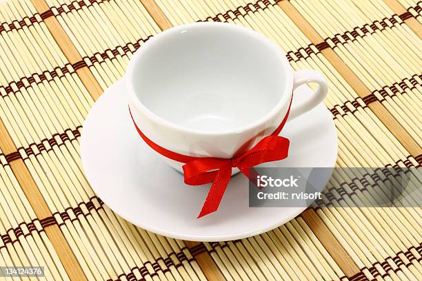 Photo libre de droit de Tasse Blanche Avec Rouge Bow banque d'images et plus d'images libres de droit de Abstrait - Abstrait, Aliment, Aromathérapie