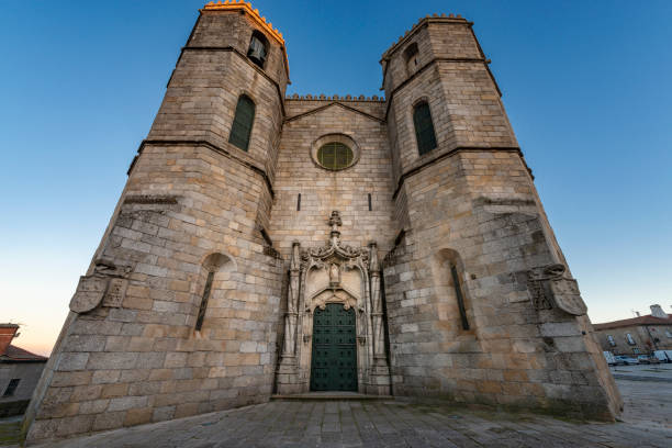 blick auf den haupteingang der kathedrale guarda im manuelinischen stil - guarda stock-fotos und bilder