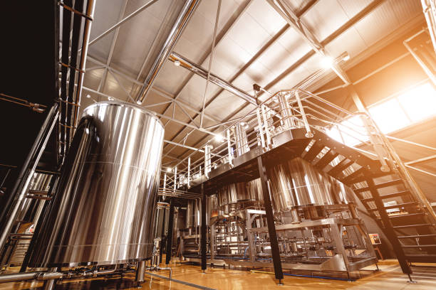 equipamentos de fabricação de cerveja artesanal na cervejaria privat - food and drink industry - fotografias e filmes do acervo