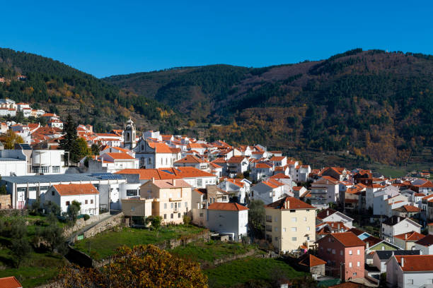 blick auf das dorf manteigas, im naturpark serra da estrela - guarda stock-fotos und bilder