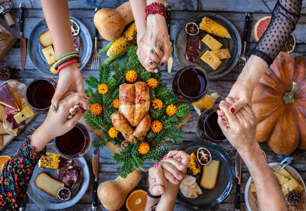 dîner avec les membres de la famille et les amis. - thanksgiving dinner party turkey feast day photos et images de collection