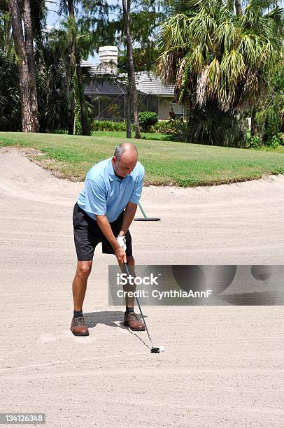 Golfspieler Putting Von Einem Sandbunker Stockfoto und mehr Bilder von Florida - USA - Florida - USA, Golf, Ein Mann allein