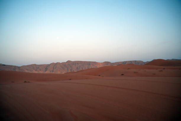 la zone désertique de sharjah, l’un des endroits les plus visités pour le tout-terrain par les tout-terrain - 4x4 desert sports utility vehicle dubai photos et images de collection