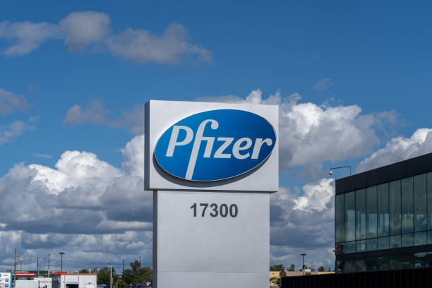 hauptsitz von pfizer canada in kirkland, quebec, kanada. - editorial stock-fotos und bilder