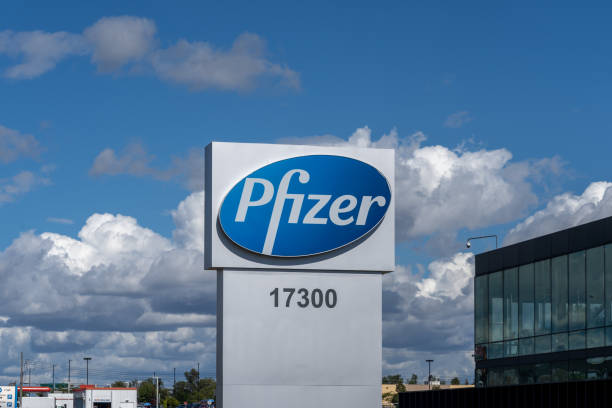 головной офис pfizer canada в киркланде, квебек, канада. - editorial стоковые фото и изображения