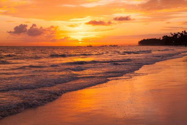 大西洋の上の明るいオレンジ色の日の出の空 - uprise ストックフォトと画像