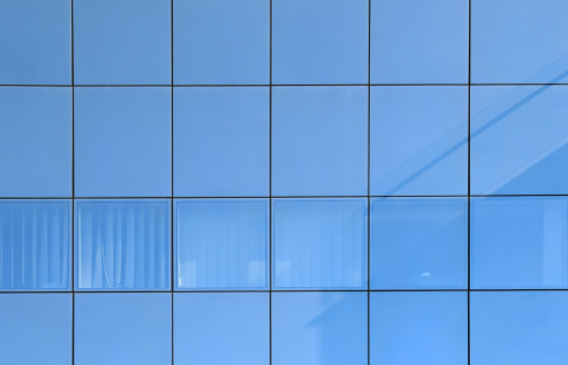Moderno edificio con una fachada de vidrio photo