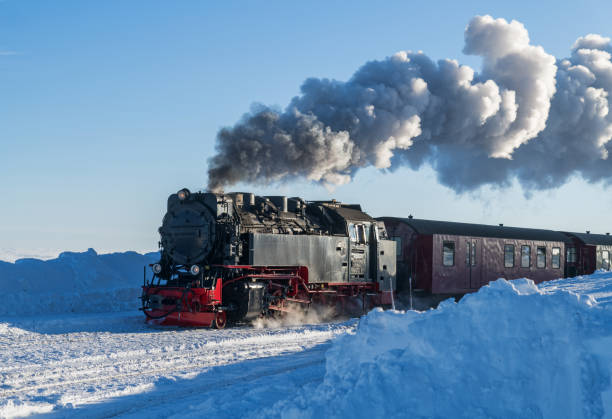 tren de vapor histórico en la montaña brocken, montaña harz, sachsen-anhalt, alemania - locomotive steam train train snow fotografías e imágenes de stock