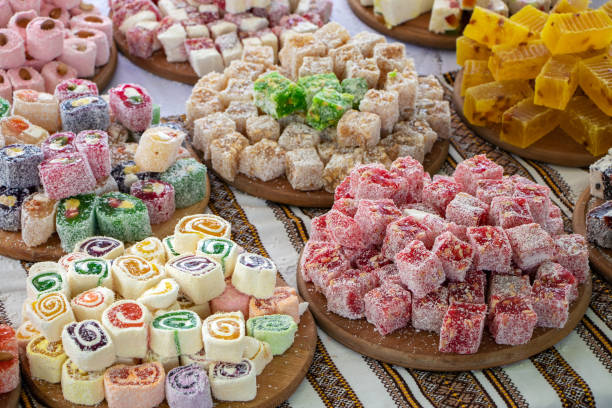 różne bary turkish delight. miękkie cukierki powlekane cukrem - east spice middle market zdjęcia i obrazy z banku zdjęć