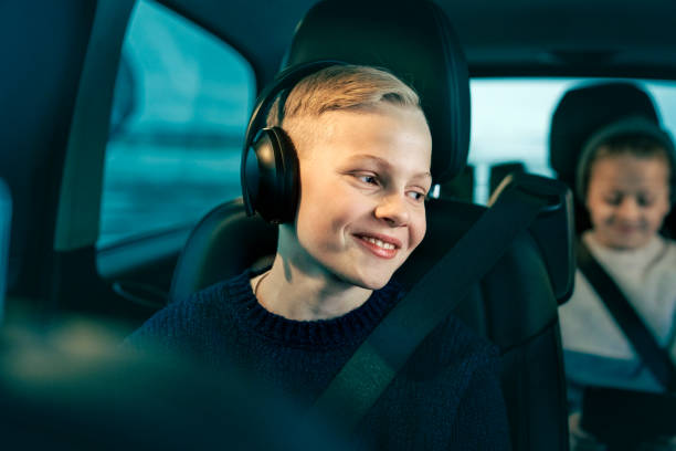 adolescent voyageant en voiture - seat belt audio photos et images de collection