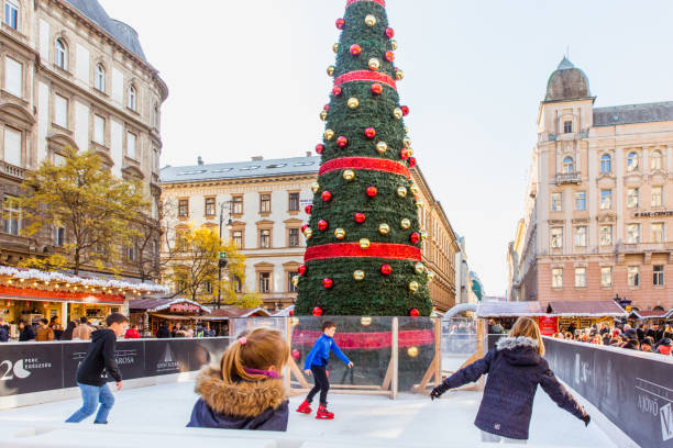 pista de hielo y árbol de navidad frente a la basílica de san esteban. turistas y gente local disfrutando del hermoso mercado de navidad en la plaza de san esteban - kiosk editorial traditional culture famous place fotografías e imágenes de stock