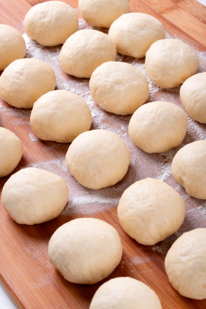 kulki ciasta drożdżowego na drewnianej desce - dough sphere kneading bread zdjęcia i obrazy z banku zdjęć