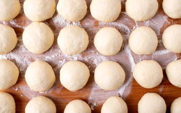 木製ボード上の酵母生地のボール - dough sphere kneading bread ストックフォトと画像