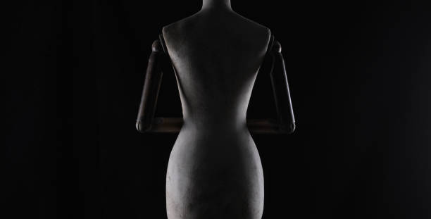 mannequin d’halloween sur fond noir - dress mannequin form old fashioned photos et images de collection
