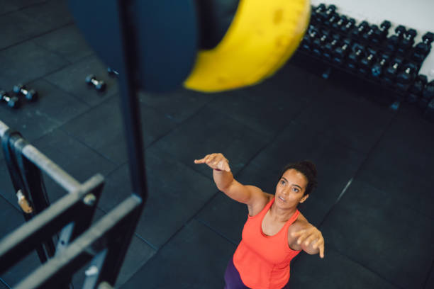 exercice de balle murale - exercising motivation looking up african descent photos et images de collection