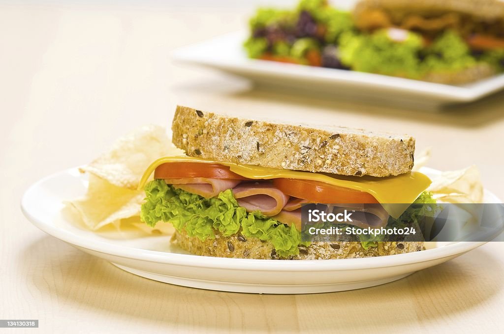 Jeden Sandwich, z sałatką w prostych ustawień - Zbiór zdjęć royalty-free (Kanapka klubowa)
