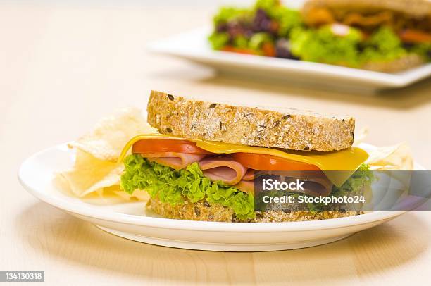 Jeden Sandwich Z Sałatką W Prostych Ustawień - zdjęcia stockowe i więcej obrazów Kanapka klubowa - Kanapka klubowa, Bez ludzi, Biały