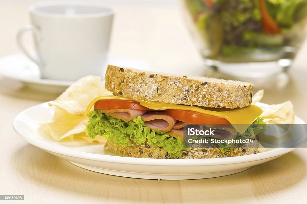 Un sándwich con rica ensalada en un ambiente simple - Foto de stock de Alimento libre de derechos