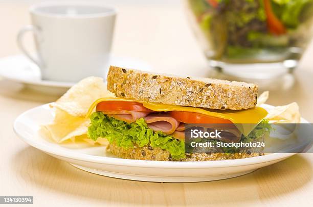 Un Sándwich Con Rica Ensalada En Un Ambiente Simple Foto de stock y más banco de imágenes de Alimento