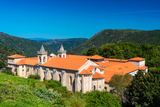 スペイン・ガリシアのサント・エステボ・デ・リバス・デ・シル修道院。 - ourense province ストックフォトと画像