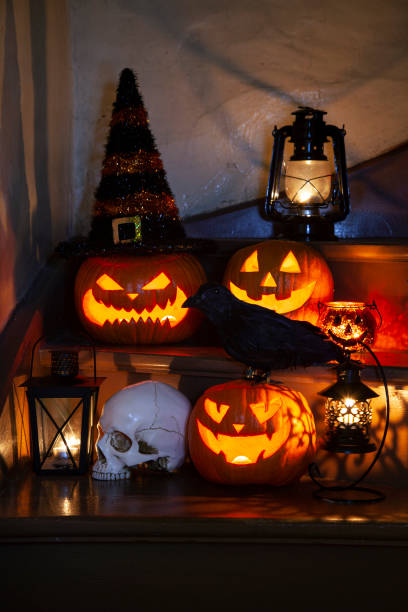 calabazas de halloween en el escalón delantero con decoraciones de halloween - pumpkin simplicity rustic old fotografías e imágenes de stock