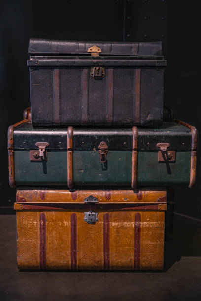 ヴィンテージの山は、床に旅行スーツケースやトランクを警告 - trunk luggage old fashioned retro revival ストックフォトと画像