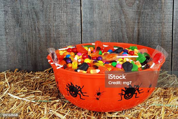 Bowl Of Halloween Candy Auf Stroh Stockfoto und mehr Bilder von Halloween - Halloween, Schüssel, Süßigkeit