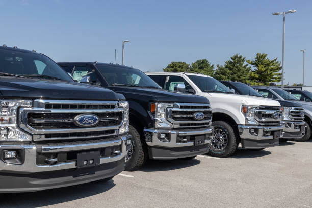 ford f-series trucks display. the ford f-150, super duty f-250, f-350 and f-450 are the best selling trucks in the us. - ford imagens e fotografias de stock