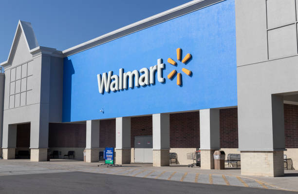 emplacement de vente au détail walmart. walmart a présenté son engagement d’accueil des vétérans à la maison et prévoit embaucher 265 000 anciens combattants. - walmart photos et images de collection