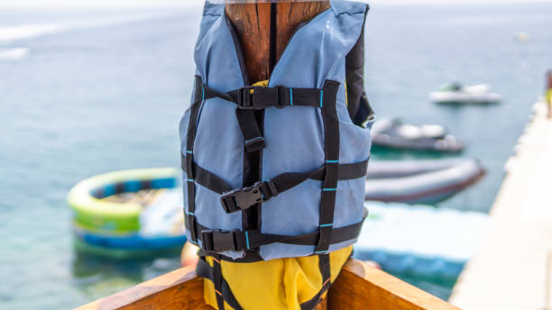 구조대와 수상 스포츠 스톡 사진에 의해 사용되는 구명 조끼 - life jacket buoy sign sky 뉴스 사진 이미지