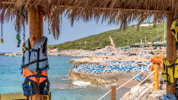 구조자와 수상 스포츠 스톡 사진에 의해 사용되는 파란색과 yelow 구명 조끼 - life jacket buoy sign sky 뉴스 사진 이미지