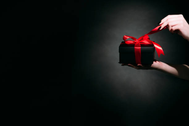 elegancki świąteczny pakiet świąteczny prezent powitanie - black week zdjęcia i obrazy z banku zdjęć