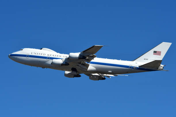 lotnicze dowództwo i kontrola lotnictwa sił powietrznych stanów zjednoczonych boeing e-4b nightwatch. - boeing 747 airplane taking off commercial airplane zdjęcia i obrazy z banku zdjęć