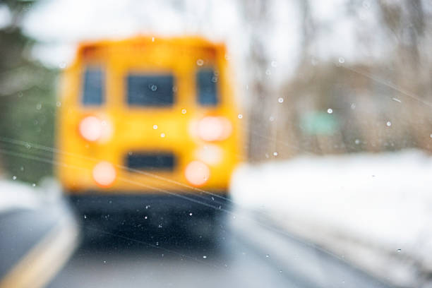 scuolabus invernale astratto - school bus defocused education bus foto e immagini stock