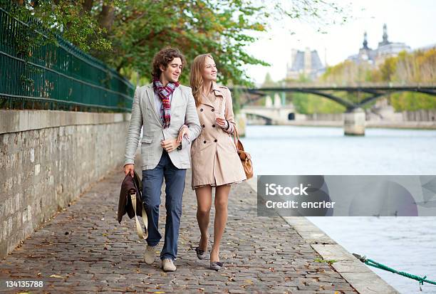 Photo libre de droit de Couple Romantique À Paris Sur Les Quais De La Tamise banque d'images et plus d'images libres de droit de Octobre