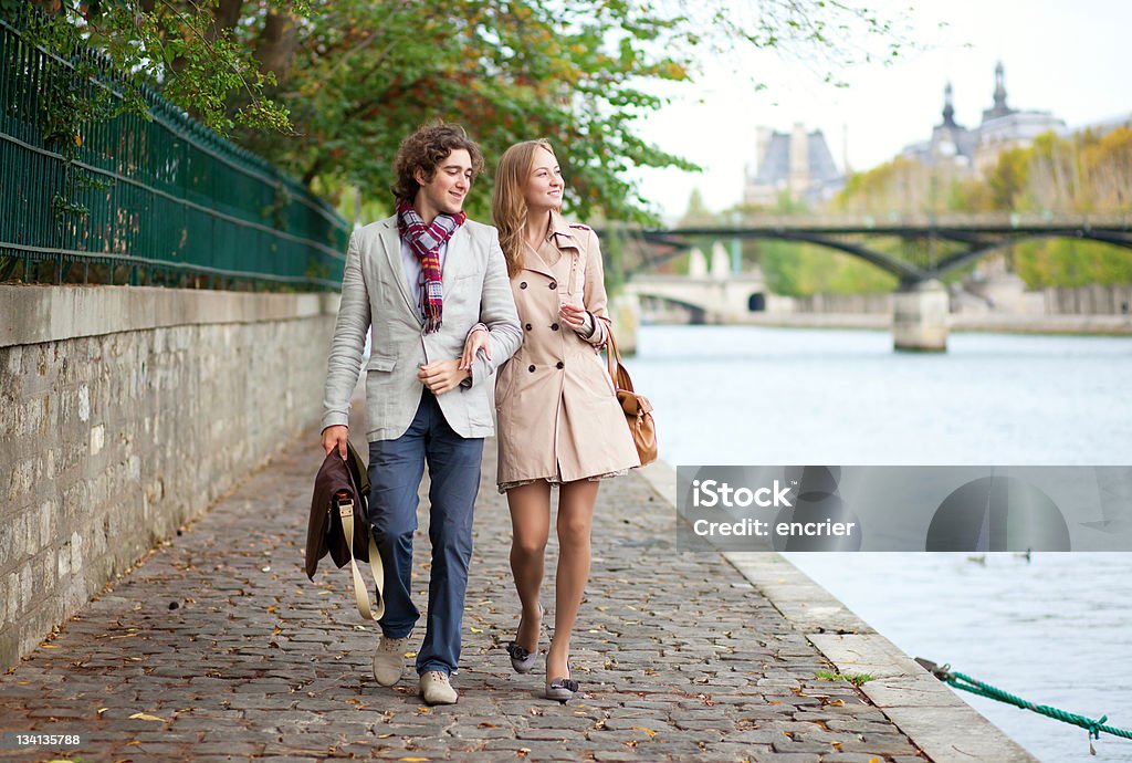 Романтическая пара в Париже в Дамба - Стоковые фото Большой город роялти-фри