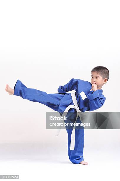 Retrato De Joven Niño Haciendo Movimientos De Karate Foto de stock y más banco de imágenes de Niño