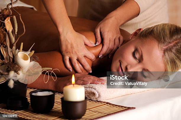 Massagem De Shuolder - Fotografias de stock e mais imagens de Massajar - Massajar, Mulheres, Vela - Equipamento de Iluminação