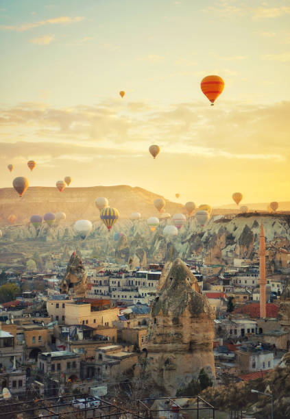 heißluftballons fliegen über die stadt ürgüp kappadokien, türkei - nevsehir stock-fotos und bilder