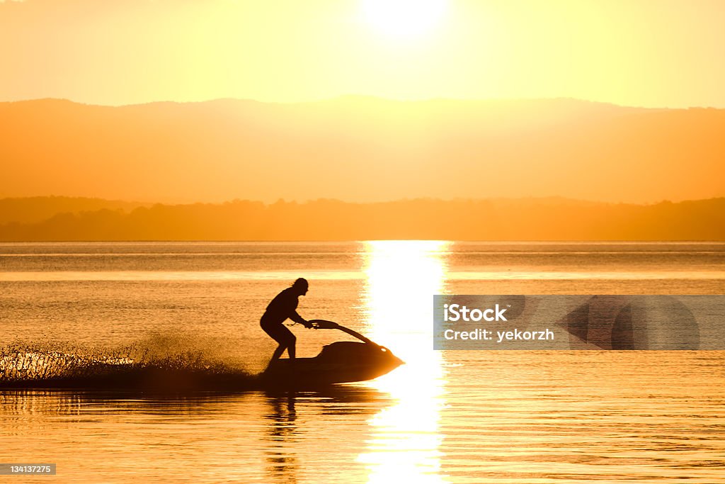 Силуэт мужчины Езда на воде scooter - Стоковые фото Богатство роялти-фри