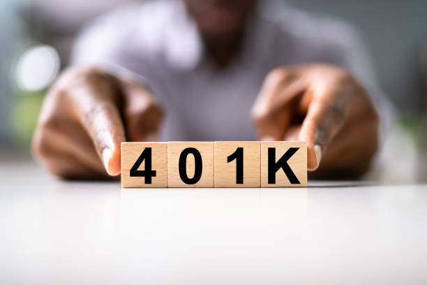 401k 블록을 가진 아프리카 계 미국인 남자 - pension 뉴스 사진 이미지