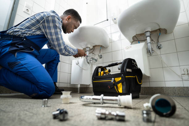 klempner befestigungsrohr im badezimmer. sanitärwartung - installateur stock-fotos und bilder