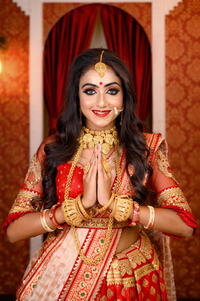 porträt einer sehr schönen jungen indischen dame in luxuriösem kostüm mit make-up und schwerem schmuck, der modisch in der studiobeleuchtung im innenbereich posiert. religiöser lebensstil festliche mode. - indian culture fotos stock-fotos und bilder