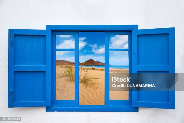 Vista Frontal De Uma Casa Branca Com Janelas De Portas Verdes Escuras E  Outros Elementos Imagem de Stock - Imagem de branco, mostrado: 191603991