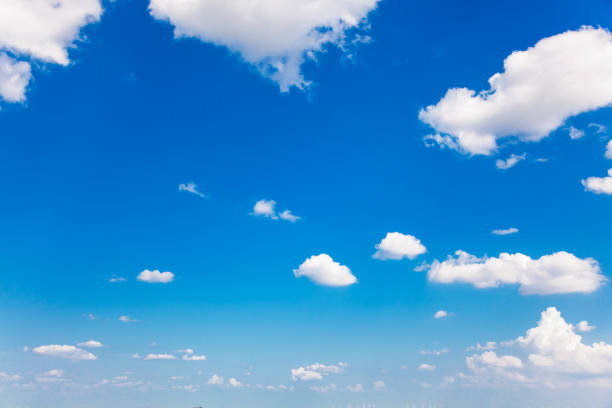blauer himmelshintergrund mit cirrocumulus-, stratocumulus- und altocumulus-wolken. sonniger reisetag. cumulus himmel. - cirrocumulus stock-fotos und bilder