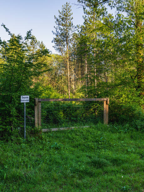 istock Sign: Deponie Betreten verboten (German for: Landfill, do not enter) 1341405154