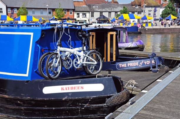 narrowboats, stratford-upon-avon, großbritannien. - royal shakespeare theatre stock-fotos und bilder